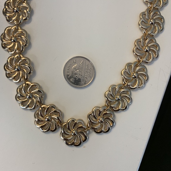 Like New! Liz Claiborne Necklace. - Picture 5 of 6